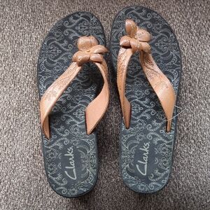 Women's Clarks Tan Leather Sandals with Y-Shape Design Size 9 LIKE NEW!!